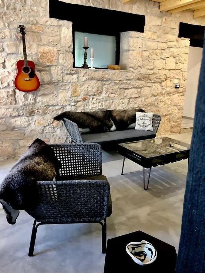 The Black House - Modern Holiday Home With Garden,1500M From Beach ウマグ 0*,  クロアチア
