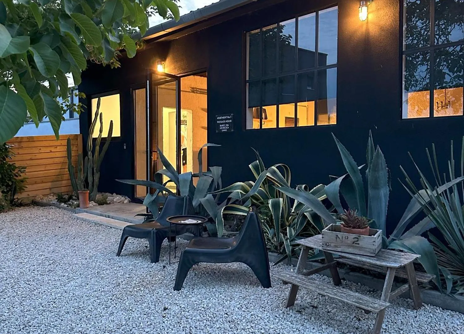 The Black House - Modern Holiday Home With Garden,1500M From Beach ウマグ 0*,  クロアチア